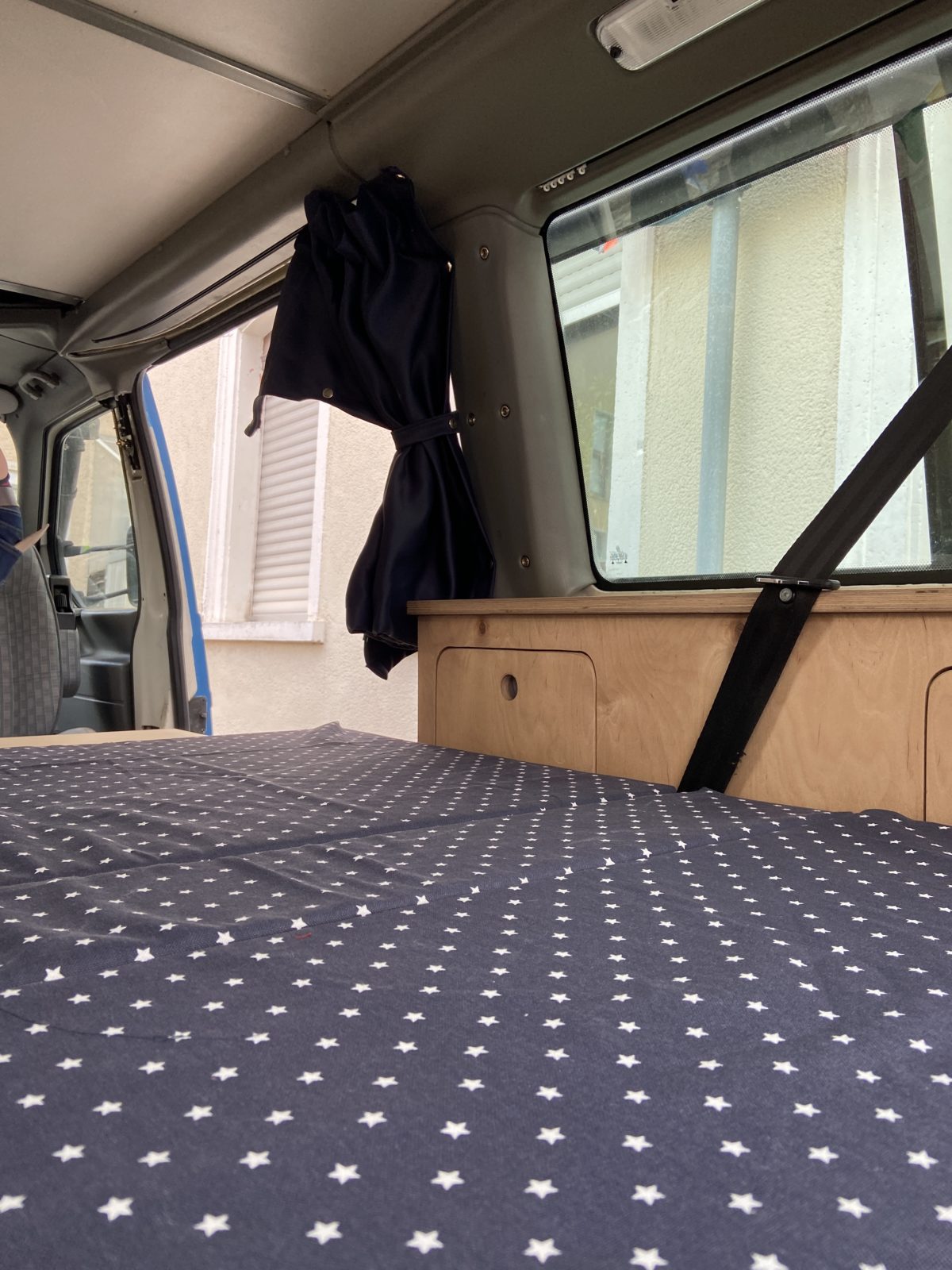 Busausbau: Eine Matratze für das Bett unten
