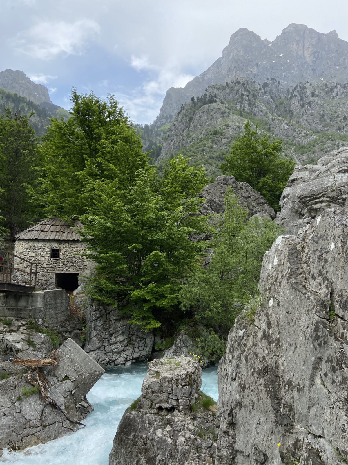 Wandern in Albanien: Zum See Liqeni i Xhemës und zu einer alten Mühle