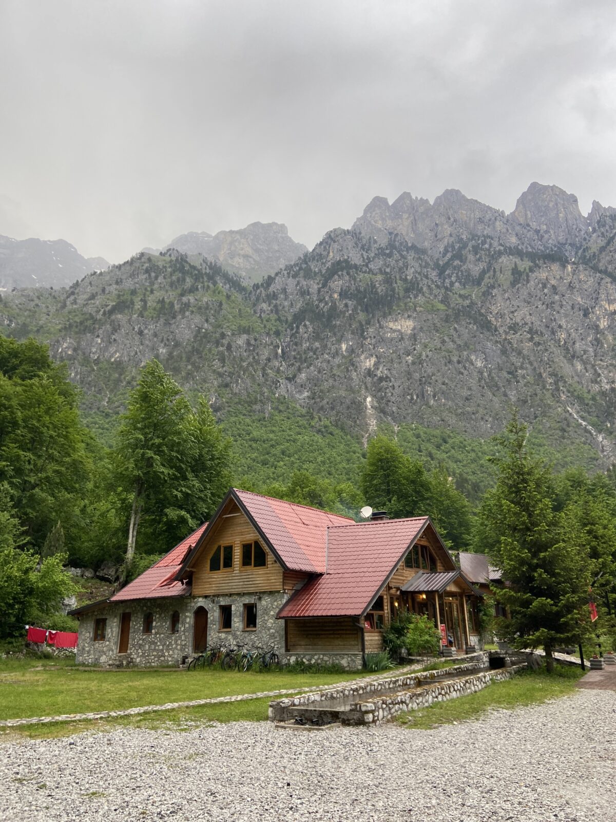 Bus-Abenteuer: Stellplatz beim Berghotel Rilindja im Valbona-Tal